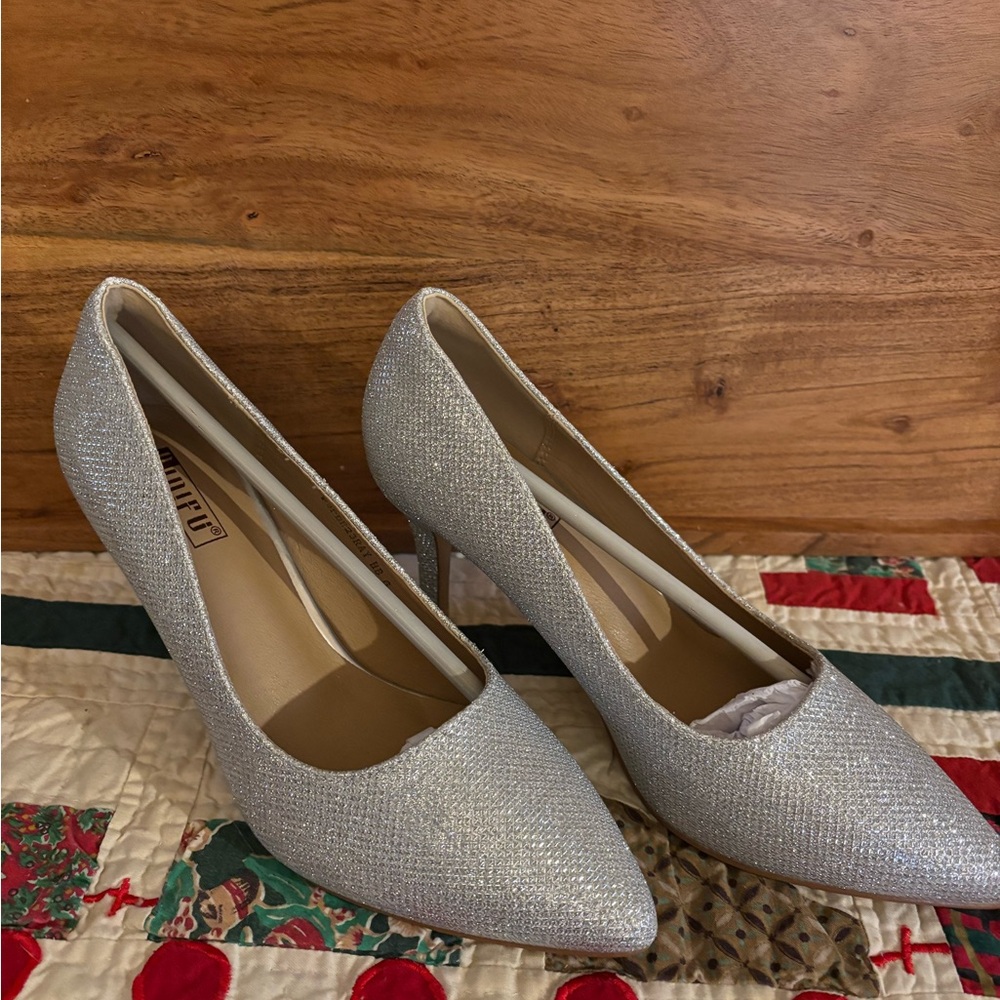 Elegant Silver Glitter Pumps